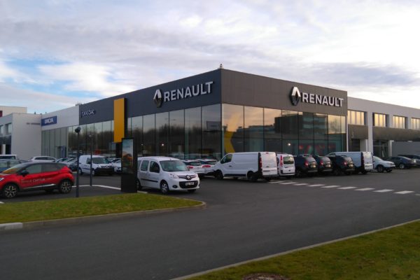 presklená fasáda Renault