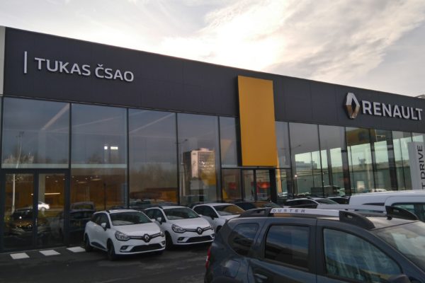 presklená fasáda Renault Dacia Praha