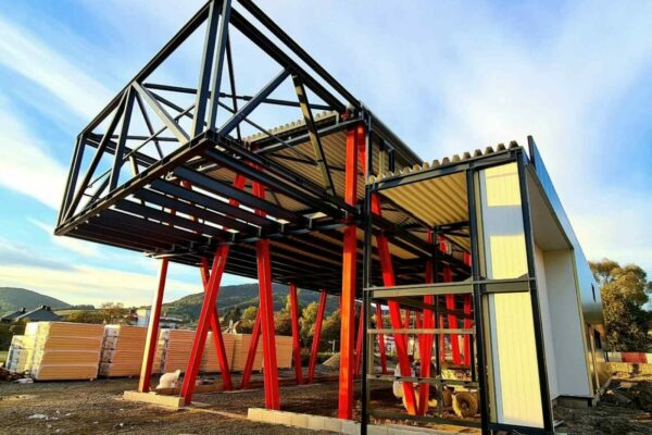 ocelova konstrukcia administrativnej budovy