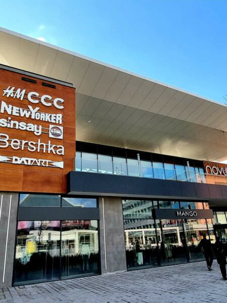 hlinikova fasada pre budovu a obchodne centrum