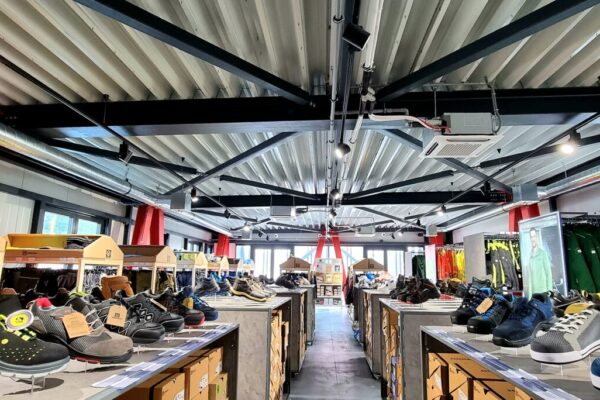 moderny-showroom-z-ocele