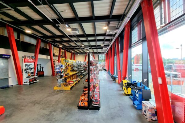 montovana-ocelova-budova-pre-showroom